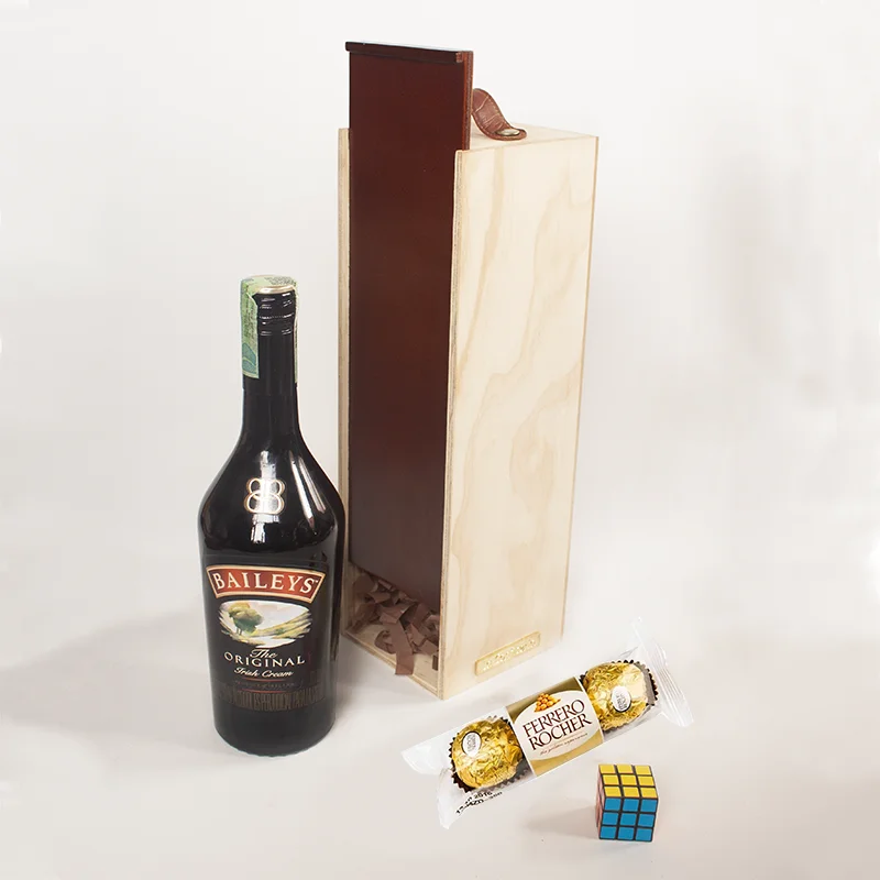 Caja de madera con botella de Baileys chocolates, mini rubo cubik, tarjeta de regalo